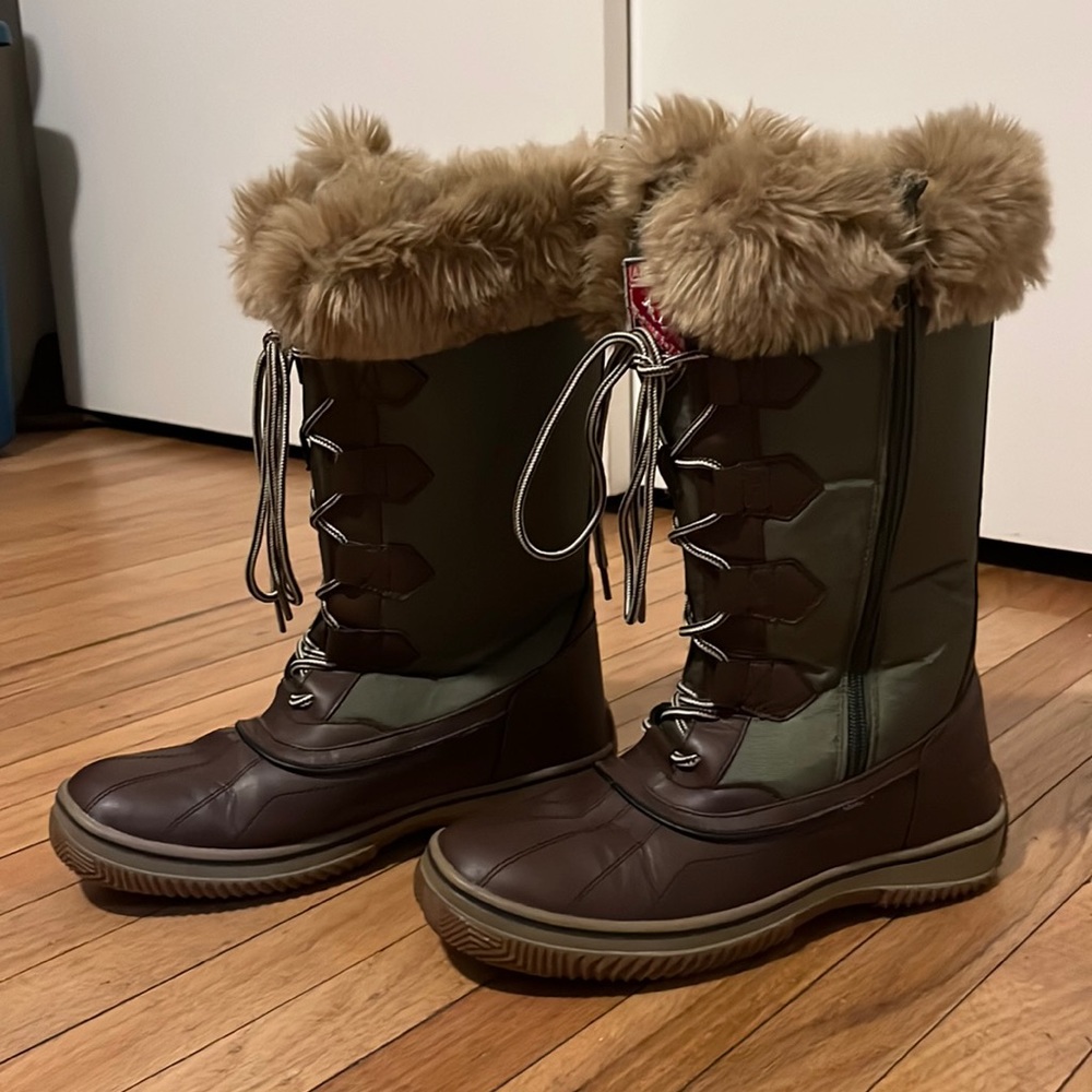 Laneige snow/ water boots green and brown with fur inside and on top of the boot